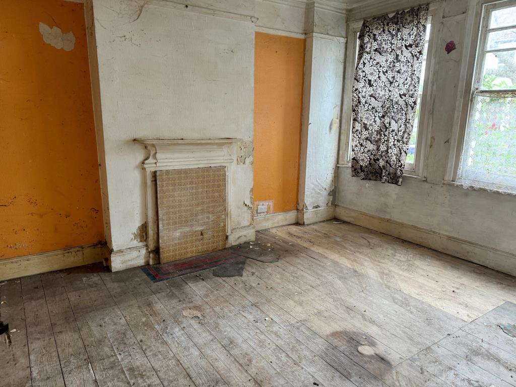 Lot: 135 - TERRACE HOUSE FOR TOTAL REFURBISHMENT - Living room